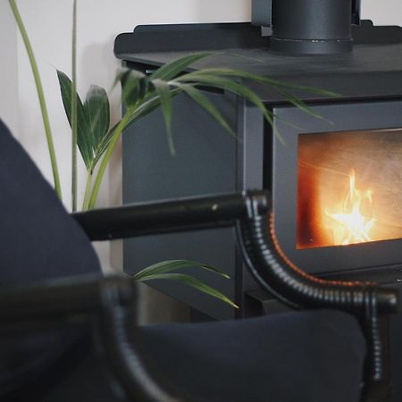 Hugo & Carters Backpackers & Motel Tauranga Exterior photo A wood stove