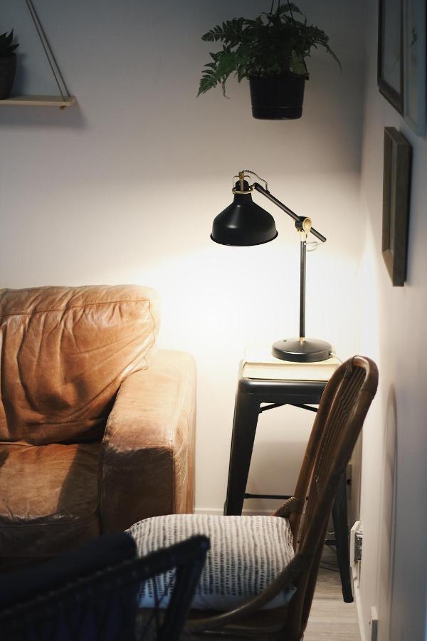 Hugo & Carters Backpackers & Motel Tauranga Exterior photo A table lamp