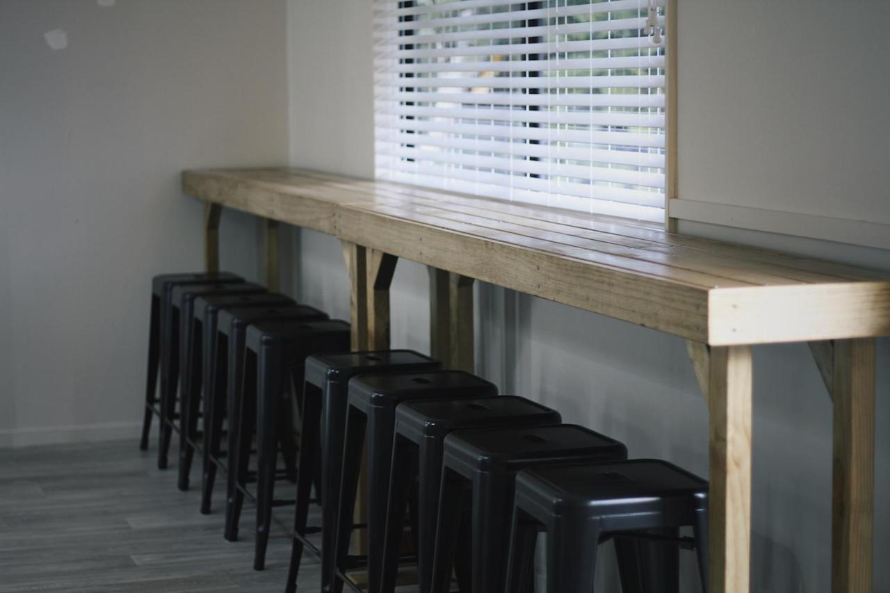 Hugo & Carters Backpackers & Motel Tauranga Exterior photo A bar table