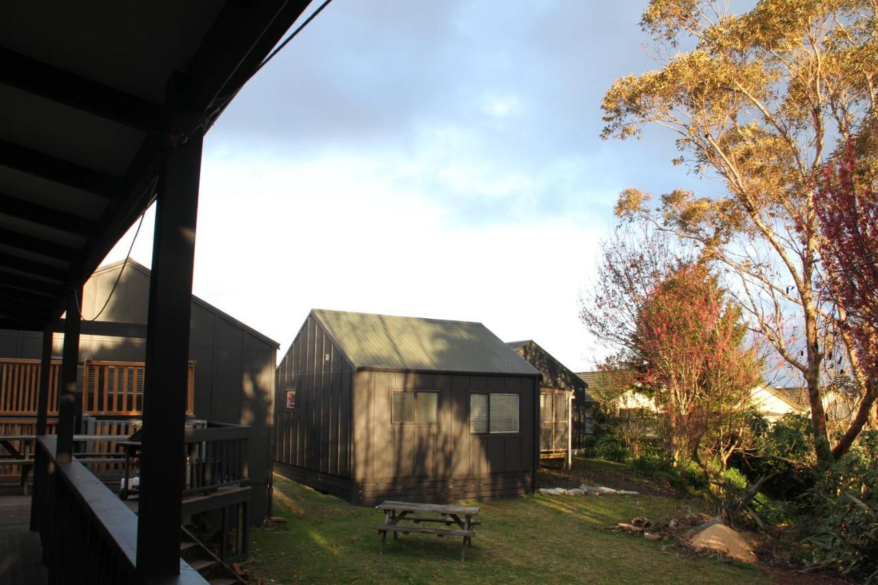 Hugo & Carters Backpackers & Motel Tauranga Exterior photo The Village