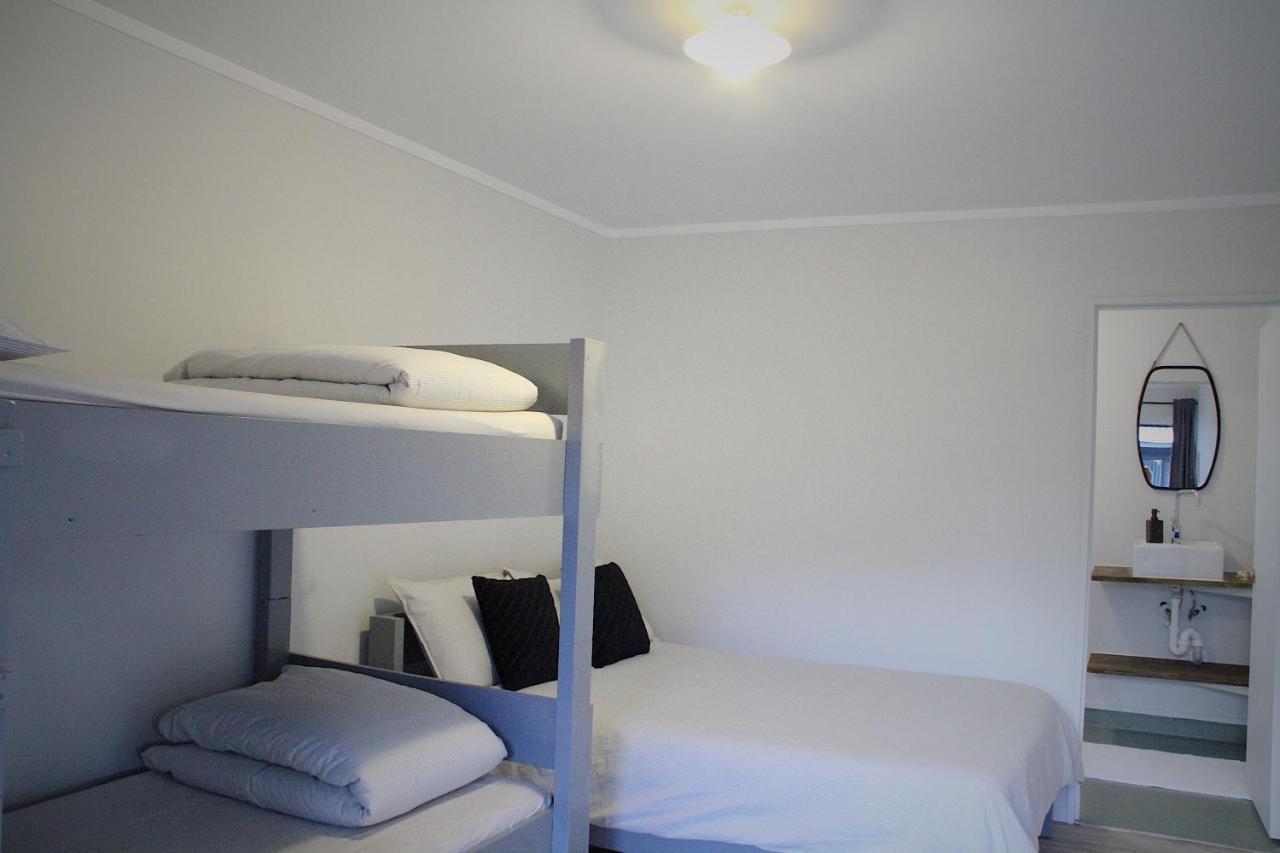 Hugo & Carters Backpackers & Motel Tauranga Exterior photo A room at the hotel