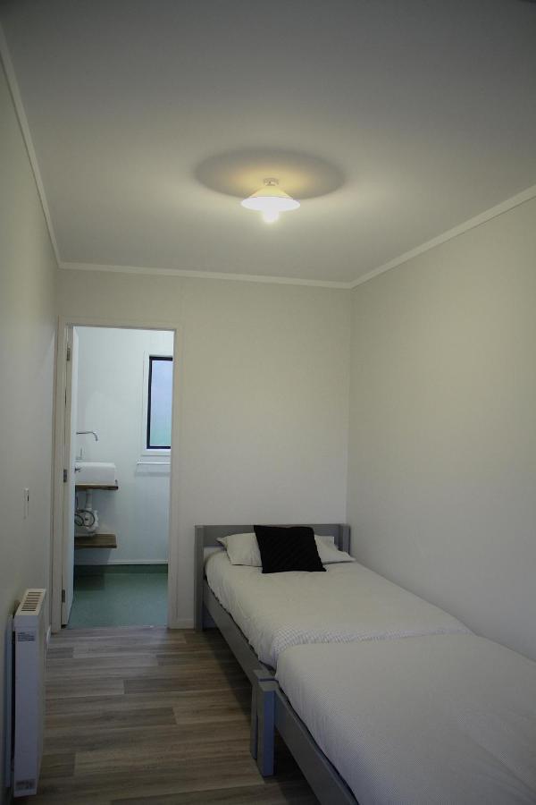 Hugo & Carters Backpackers & Motel Tauranga Exterior photo A room at the motel