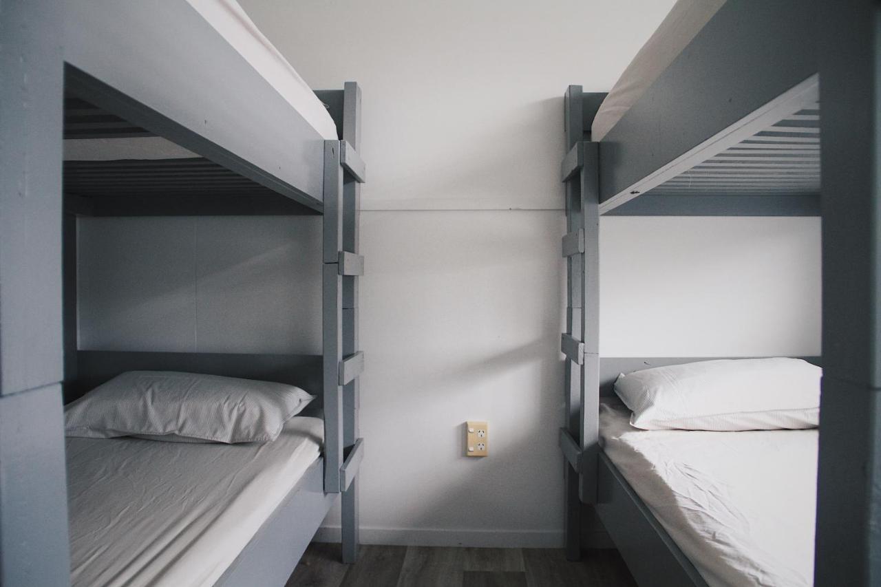 Hugo & Carters Backpackers & Motel Tauranga Exterior photo A bunk bed