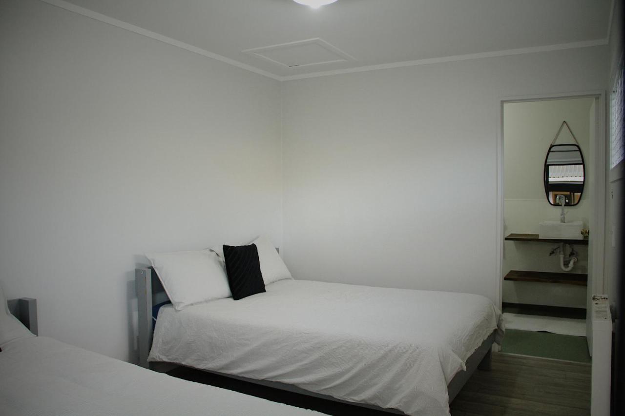 Hugo & Carters Backpackers & Motel Tauranga Exterior photo A bedroom
