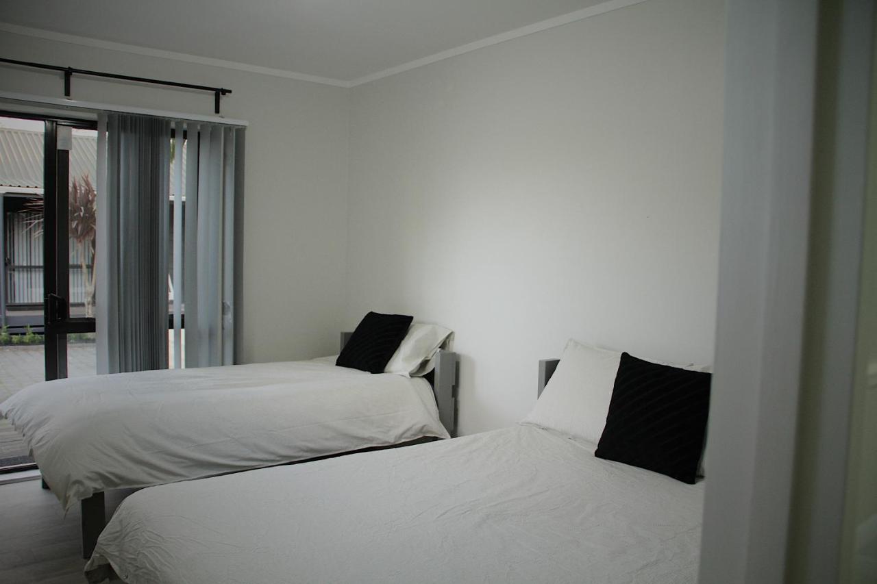 Hugo & Carters Backpackers & Motel Tauranga Exterior photo A bedroom at the hotel